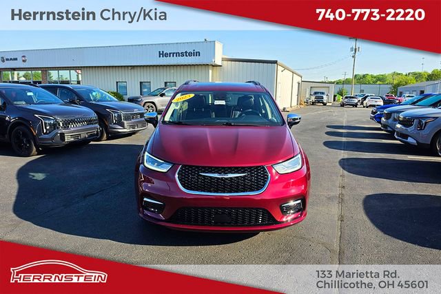 Used 2023 Chrysler Pacifica Limited FWD image 2