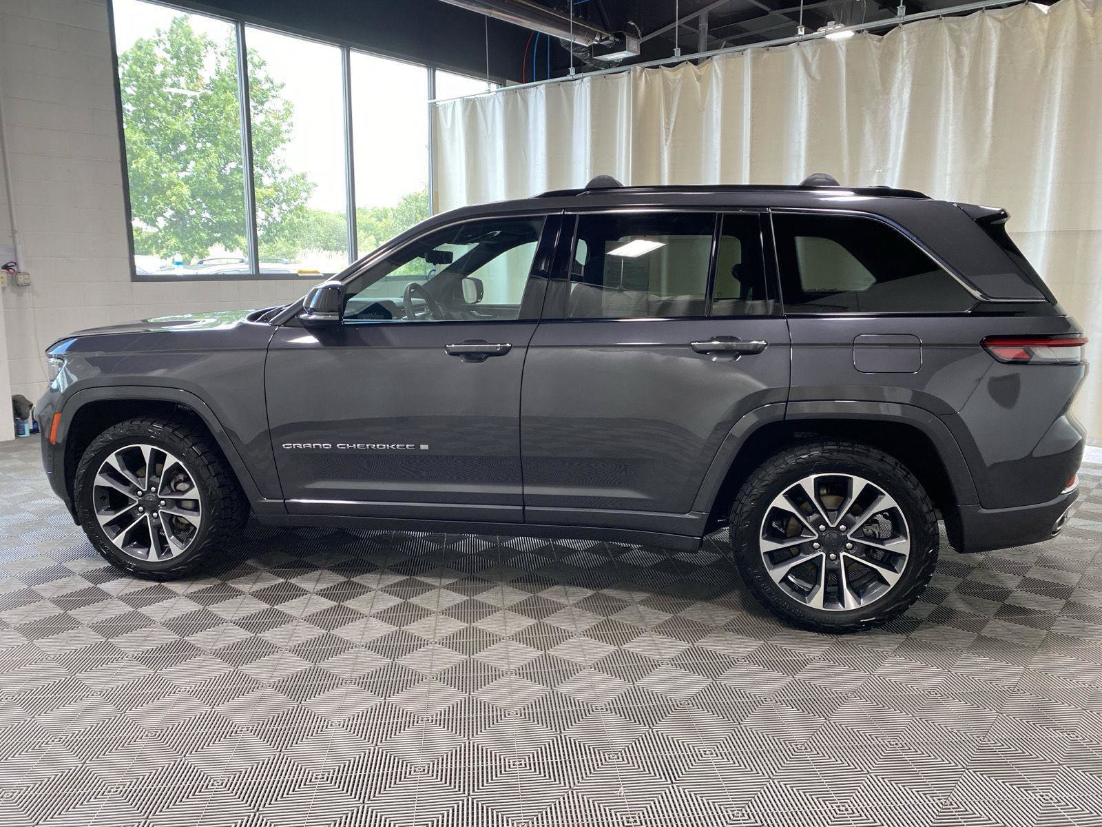 Used 2024 Jeep Grand Cherokee Overland w/ Luxury Tech Group IV AWD/4WD image 7