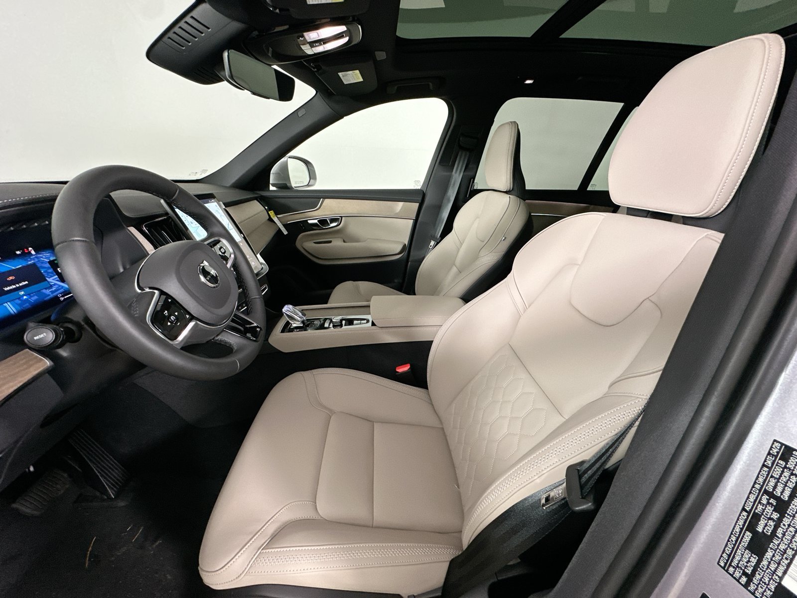 New 2026 Volvo XC90 T8 Plus w/ Protection Package Premier AWD/4WD image 32