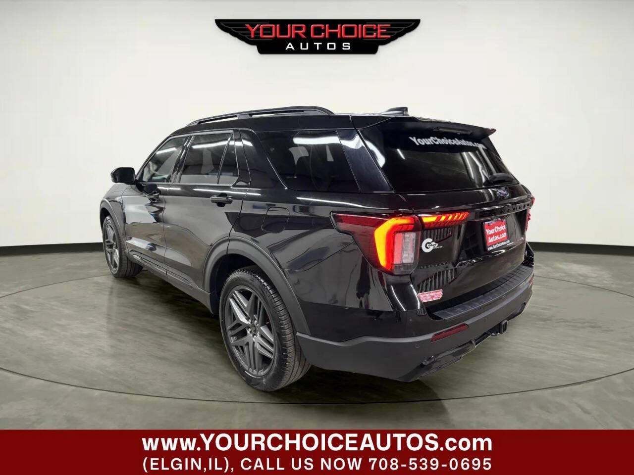 Used 2025 Ford Explorer ST-Line w/ ST-Line Street Pack AWD/4WD image 3