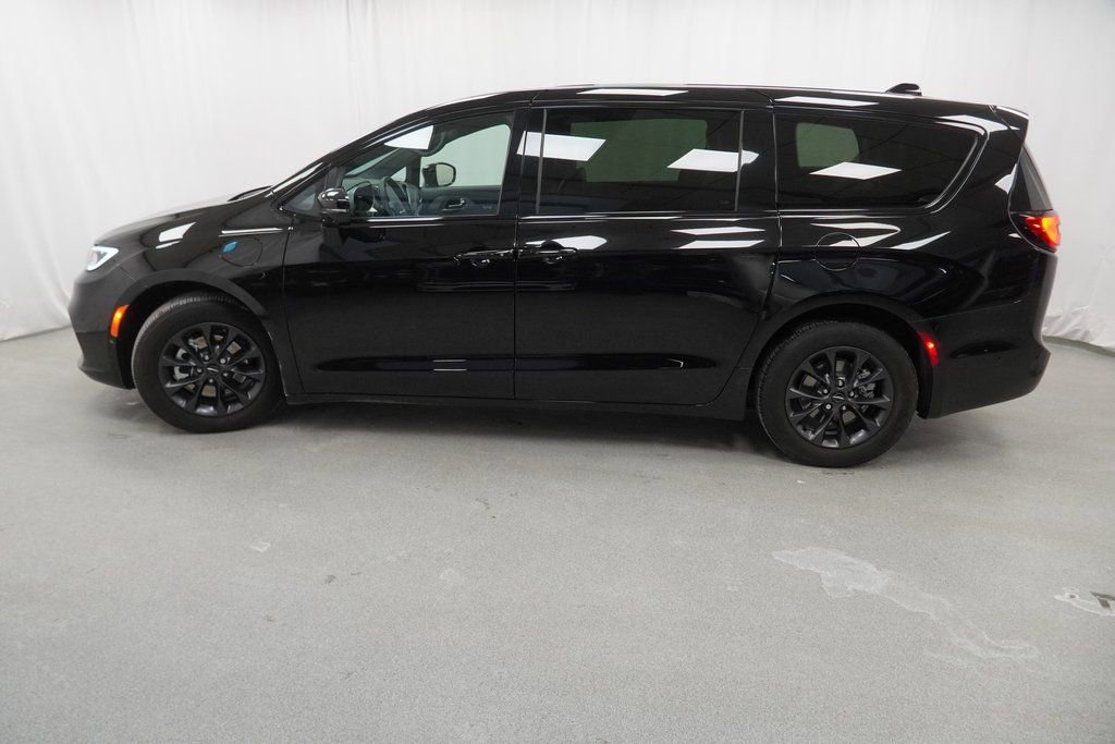 Certified 2024 Chrysler Pacifica Limited image 15