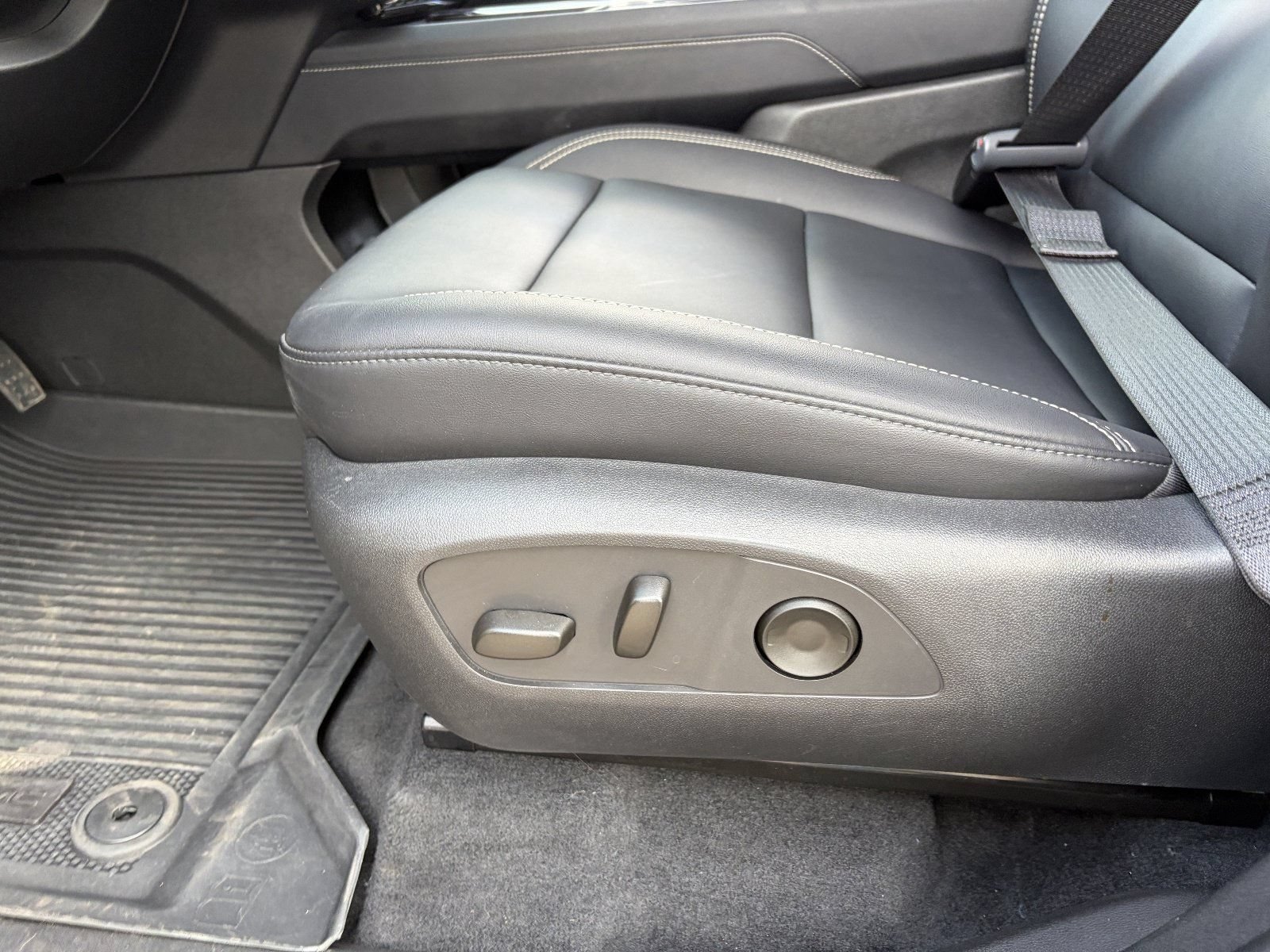 Certified 2025 GMC Acadia Elevation w/ Elevation Premium Package FWD image 22