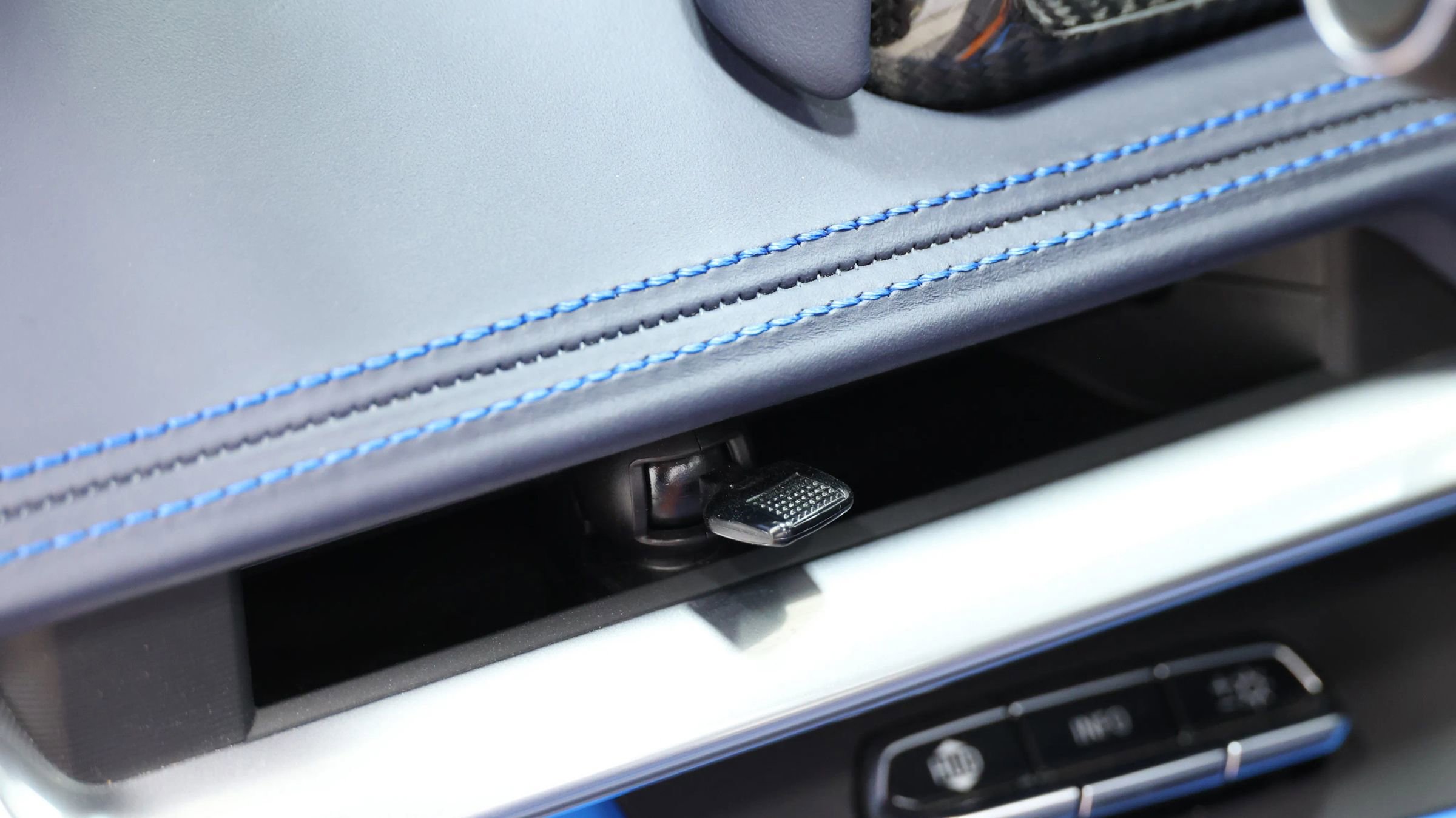 Used 2022 Chevrolet Corvette Stingray Premium Conv w/ Z51 Performance Package image 26