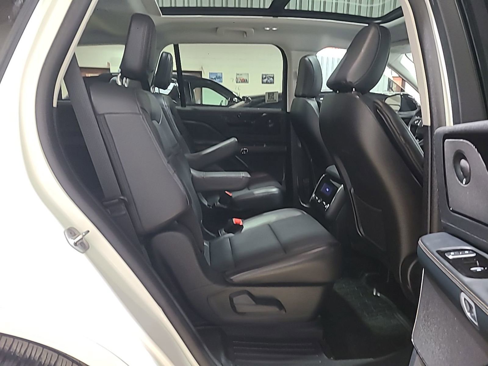 Used 2025 Lincoln Aviator AWD w/ Jet Appearance Package image 10
