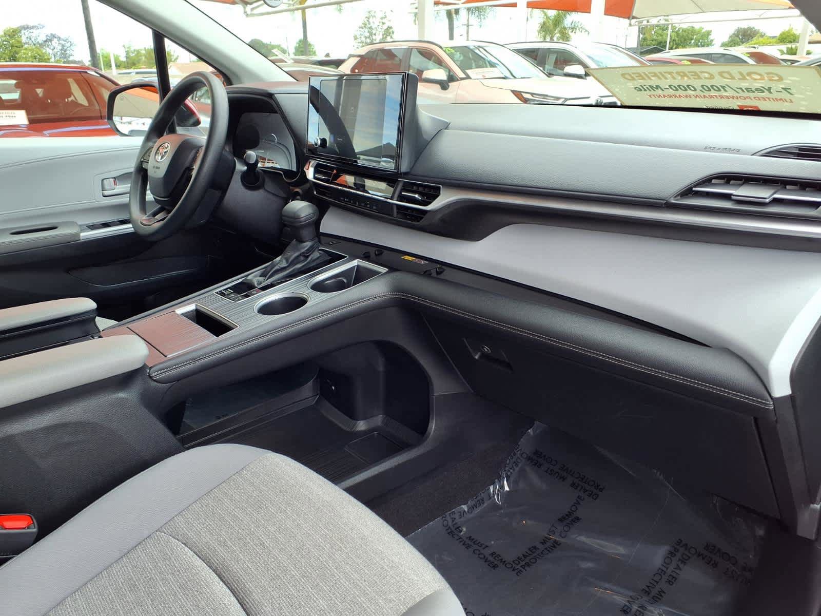 Certified 2025 Toyota Sienna LE FWD image 23