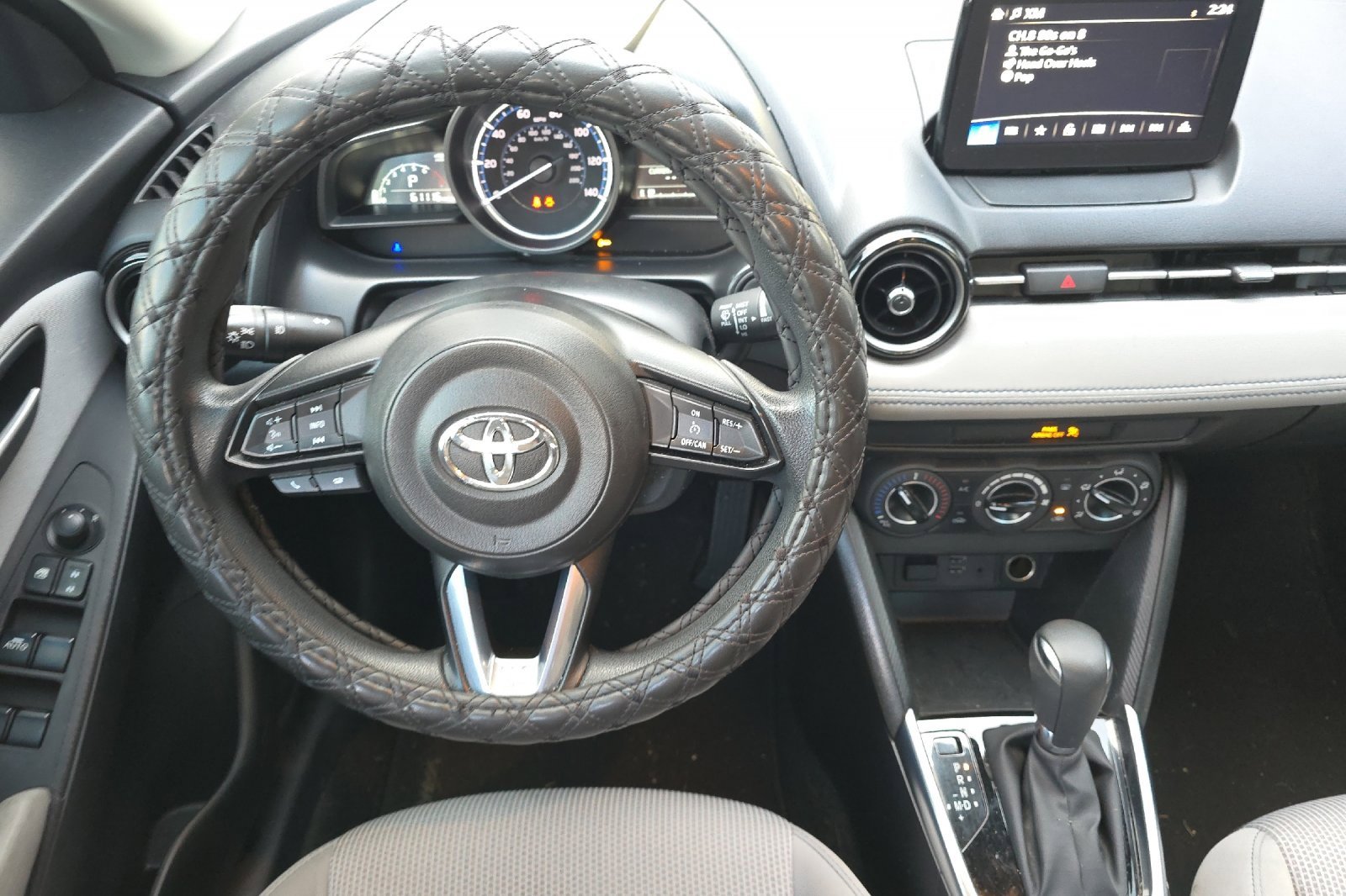 Used 2019 Toyota Yaris L image 18