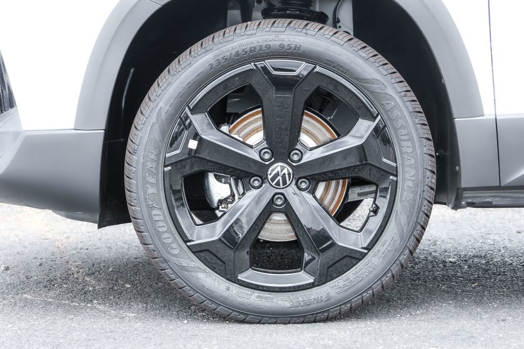 Used 2025 Volkswagen Taos SE image 15