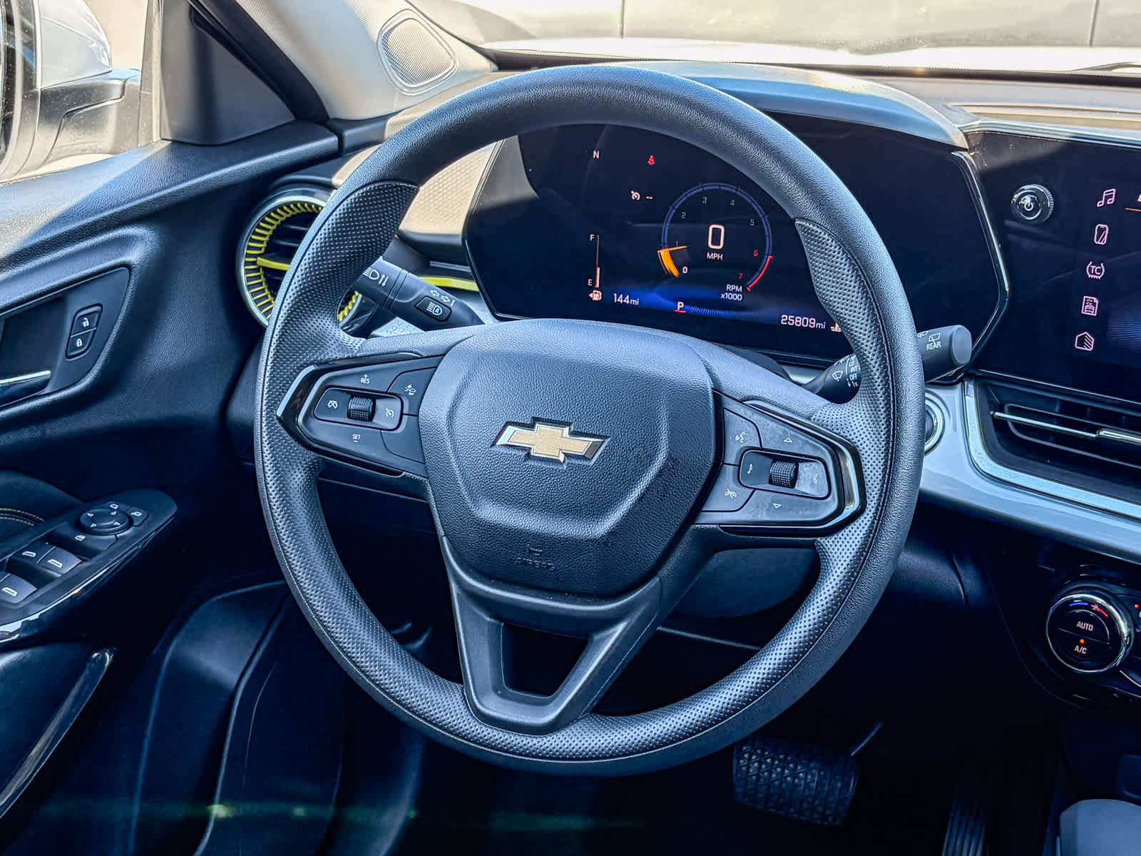 Used 2025 Chevrolet Trax LT FWD image 14