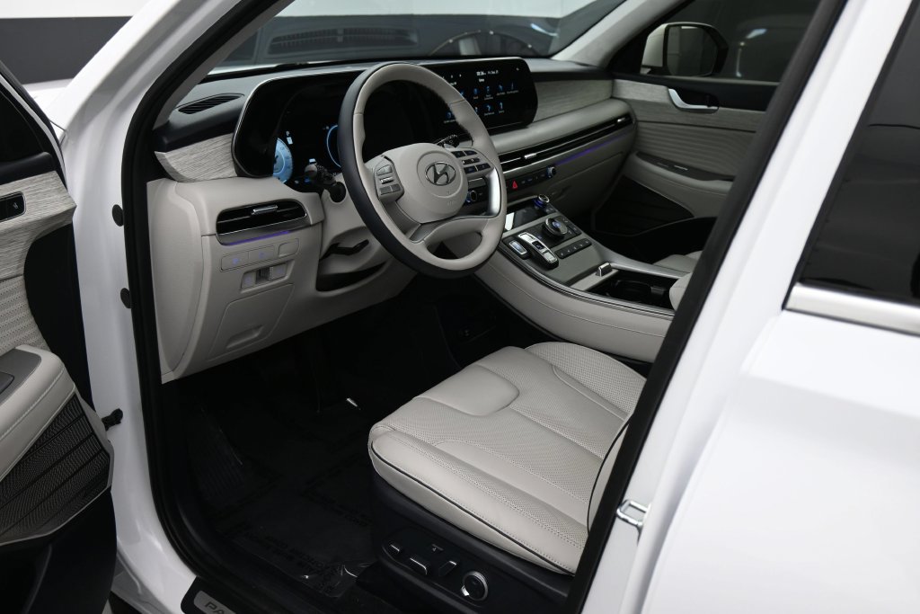 Used 2025 Hyundai Palisade Calligraphy FWD image 2