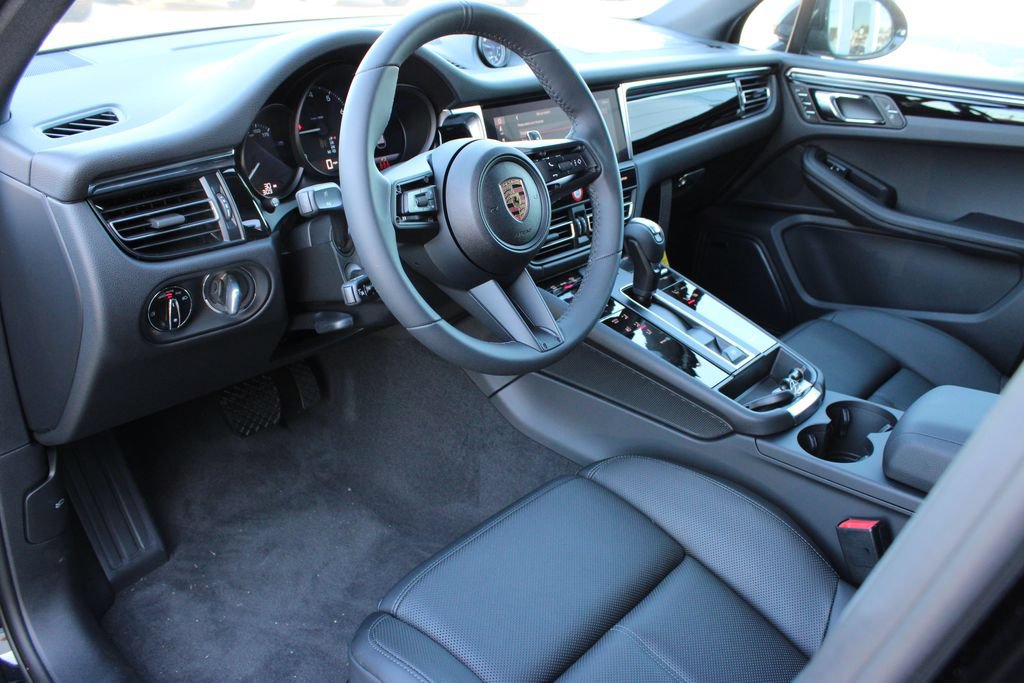 Certified 2025 Porsche Macan AWD/4WD image 3