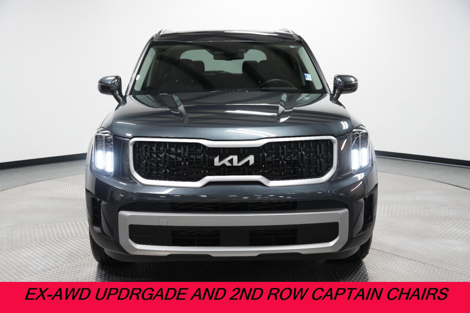 Used 2023 Kia Telluride EX w/ EX Captain's Chair Package image 2