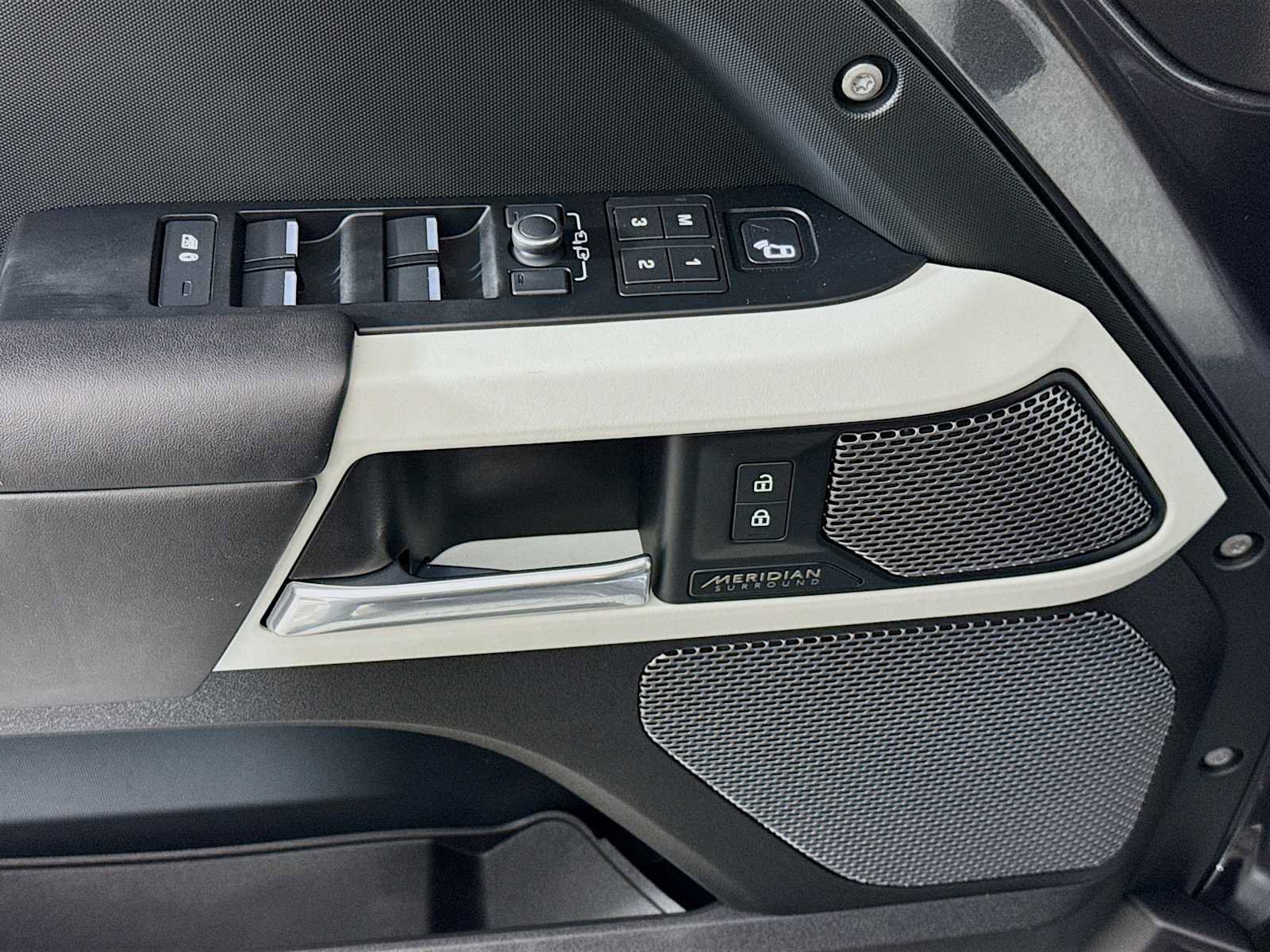 Certified 2022 Land Rover Defender 110 X-Dynamic HSE image 17