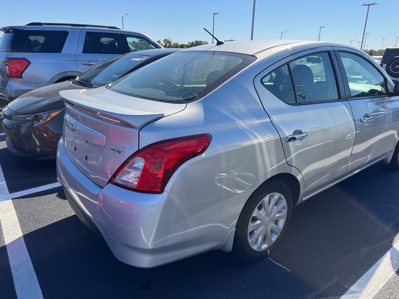 Used 2016 Nissan Versa SV FWD image 3