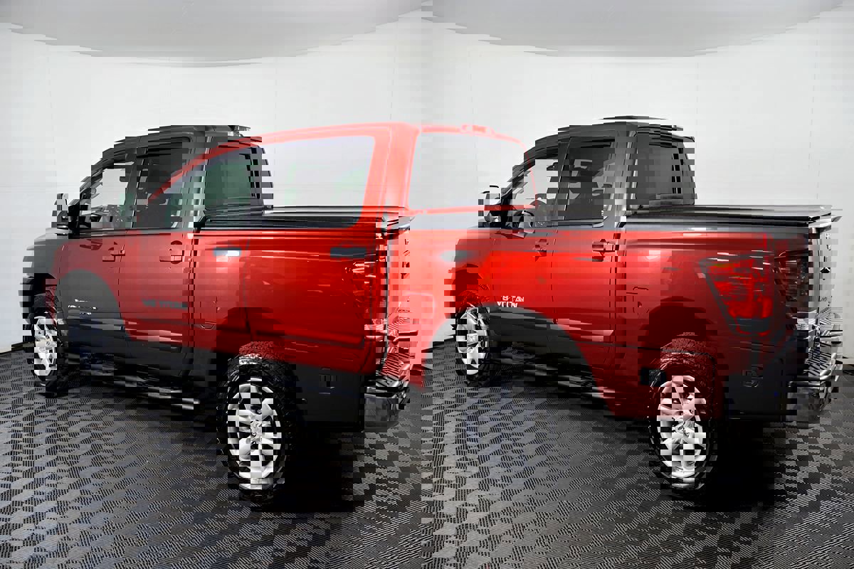 Used 2015 Nissan Titan SV image 14