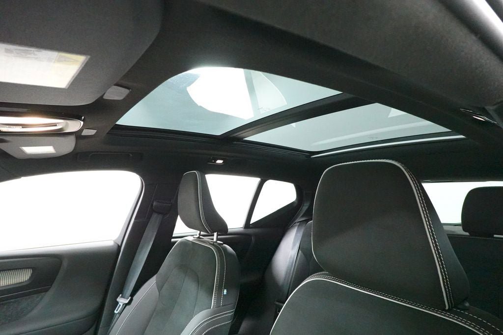 Used 2025 Volvo XC40 B5 Plus AWD/4WD image 22