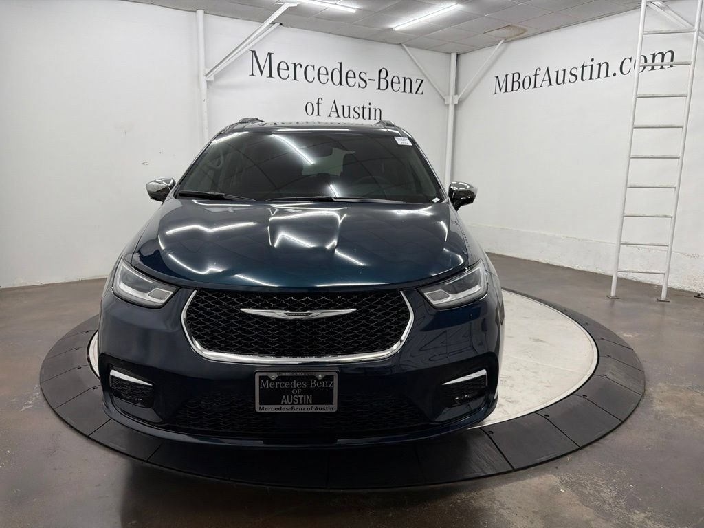 Used 2023 Chrysler Pacifica Limited FWD image 2