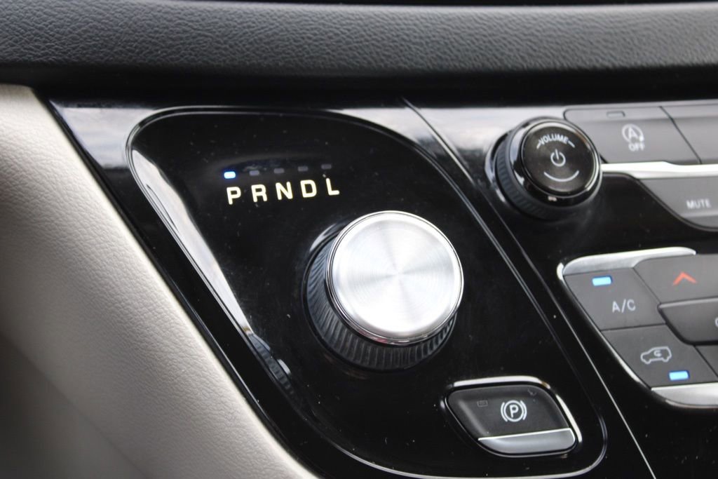Used 2019 Chrysler Pacifica Touring-L image 40