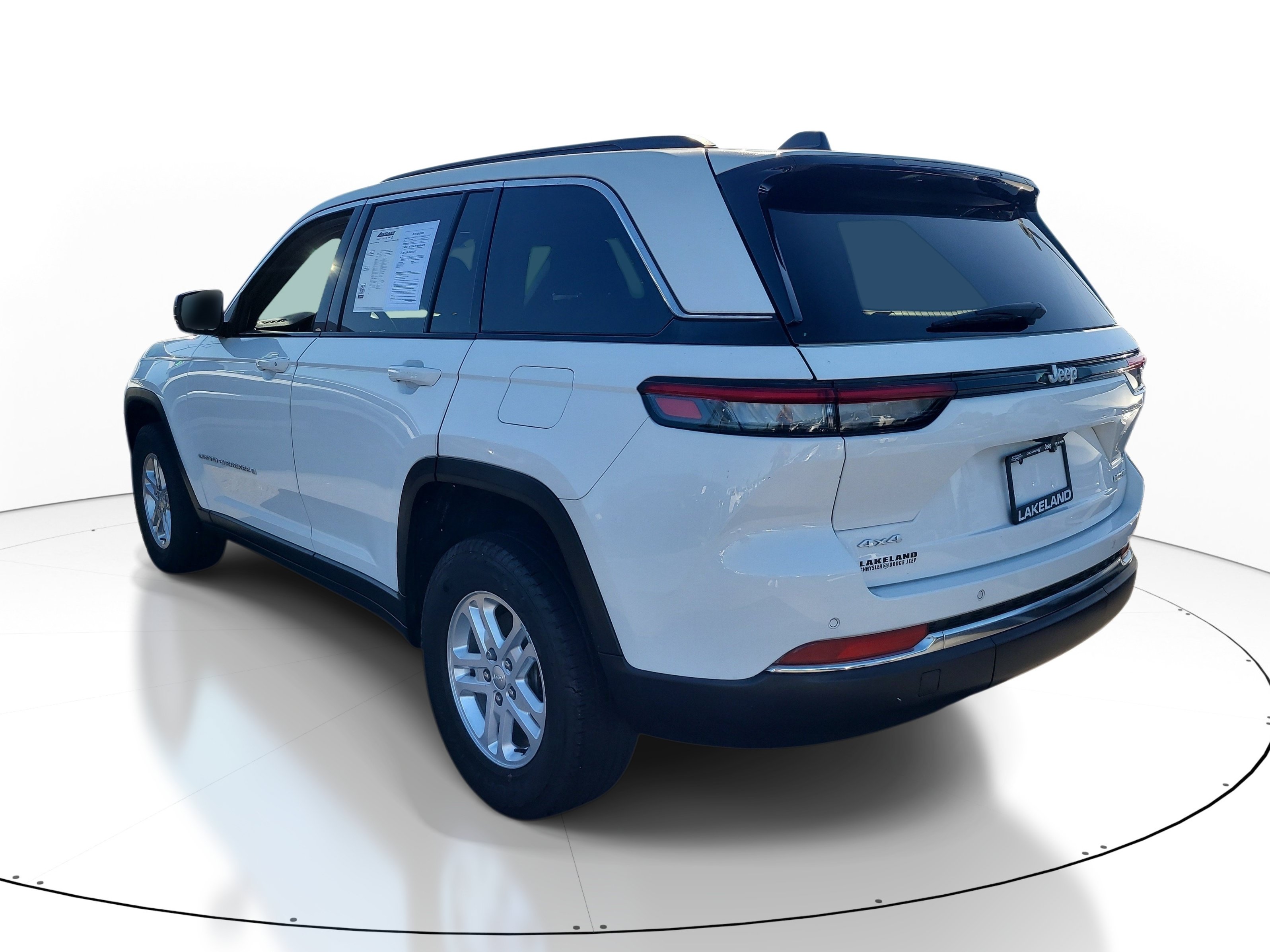 Used 2024 Jeep Grand Cherokee Laredo AWD/4WD image 6