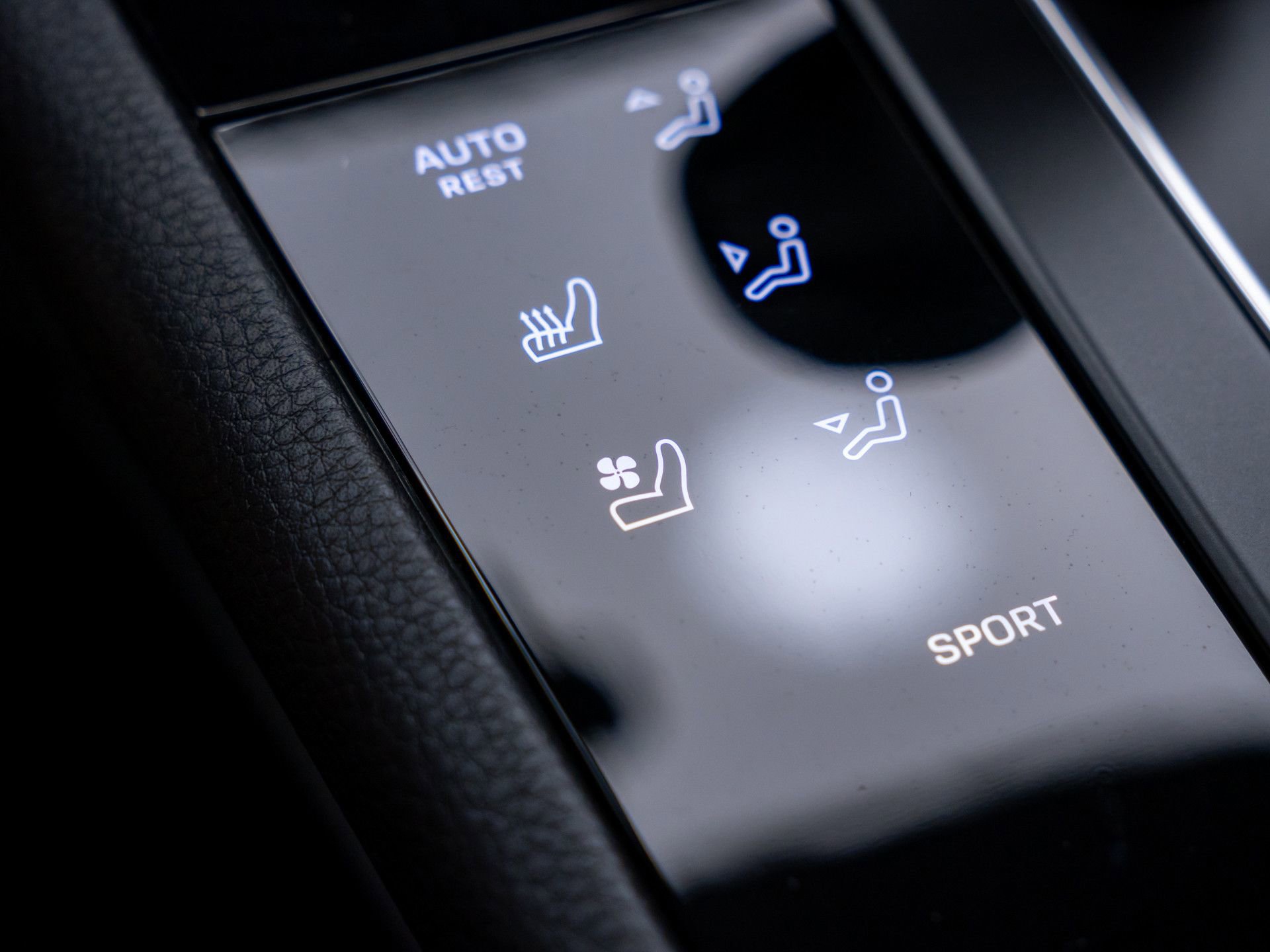 Certified 2026 Porsche Macan AWD/4WD image 29