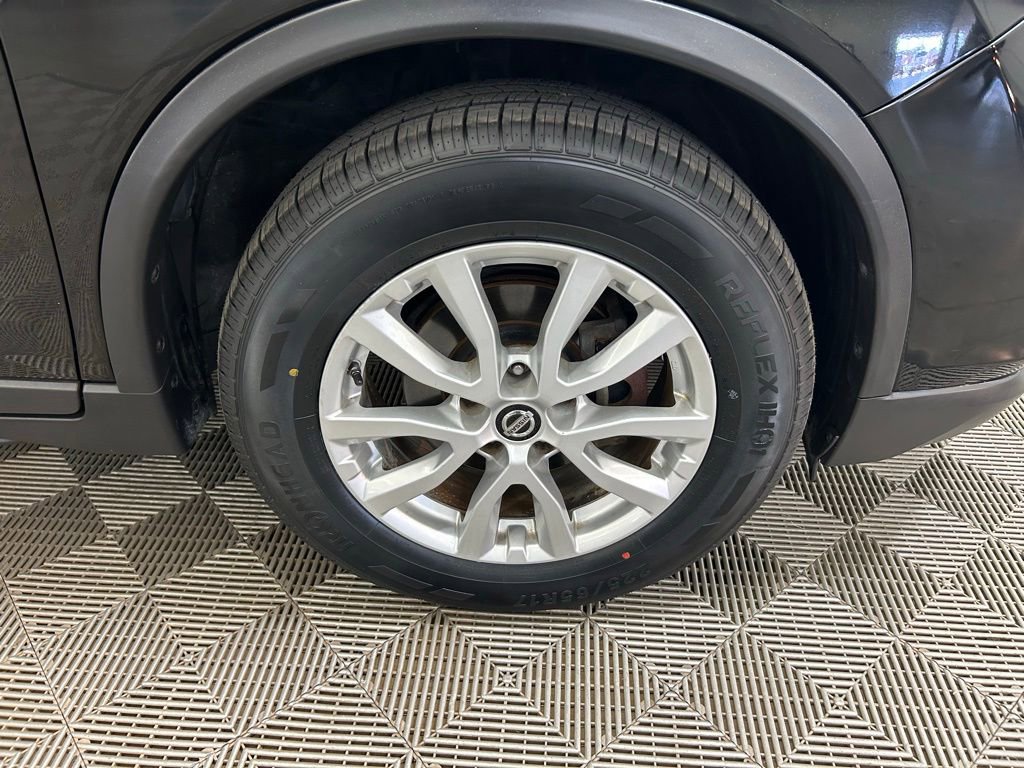 Used 2018 Nissan Rogue SV FWD image 2