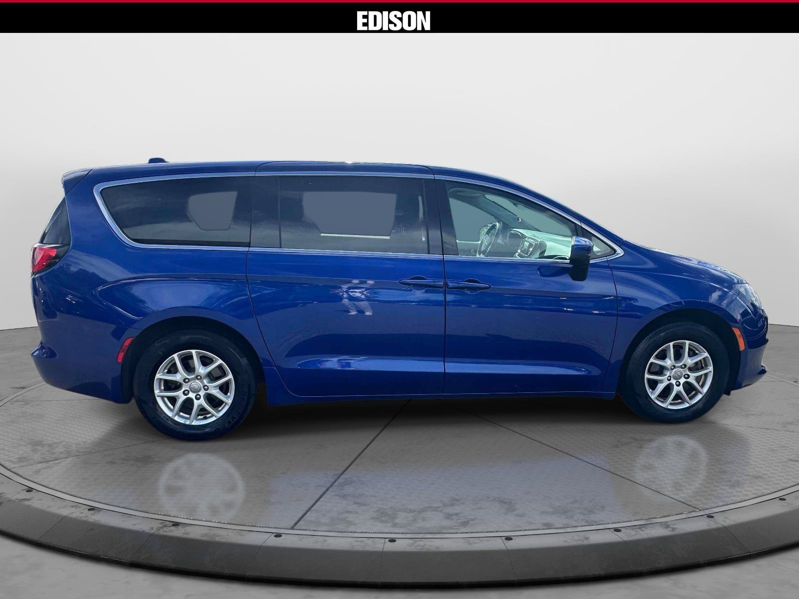 Used 2019 Chrysler Pacifica LX FWD image 3