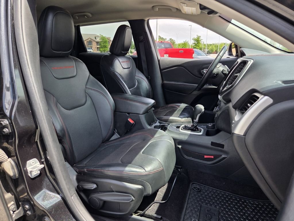 Used 2016 Jeep Cherokee Trailhawk w/ Comfort/Convenience Group AWD/4WD image 16