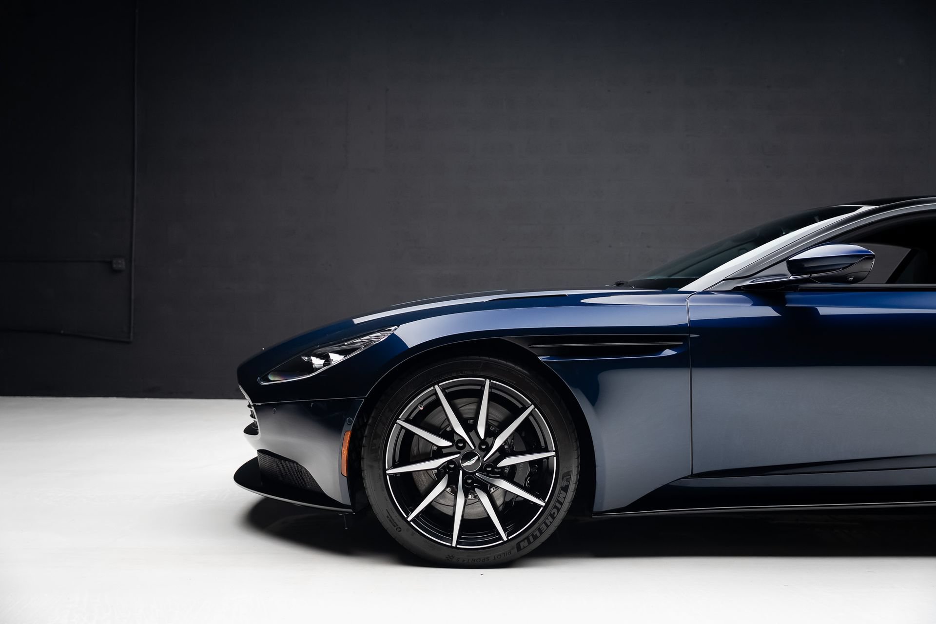 Used 2018 Aston Martin DB11 V12 RWD image 18