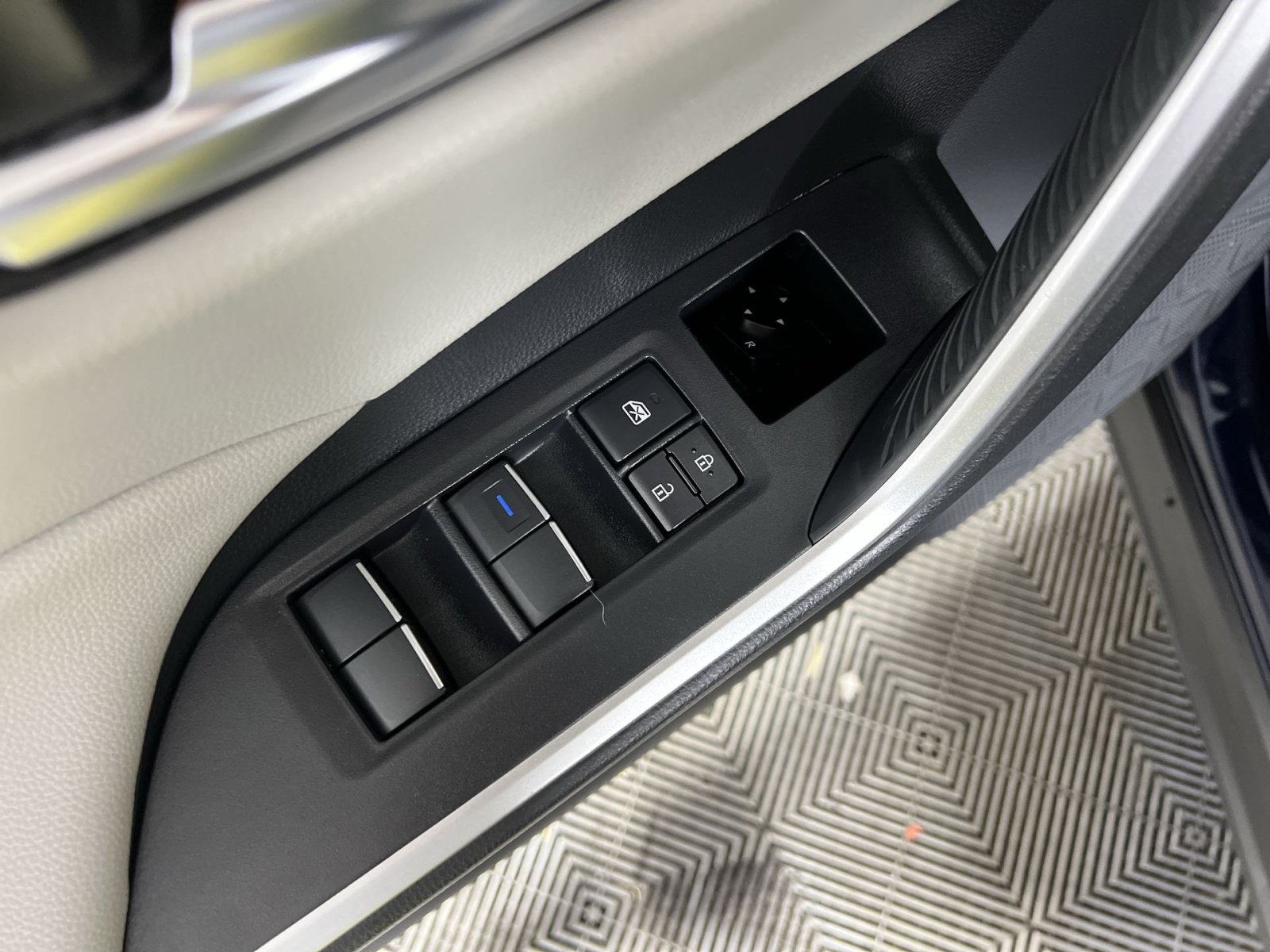 Used 2019 Toyota RAV4 XLE Premium FWD image 15