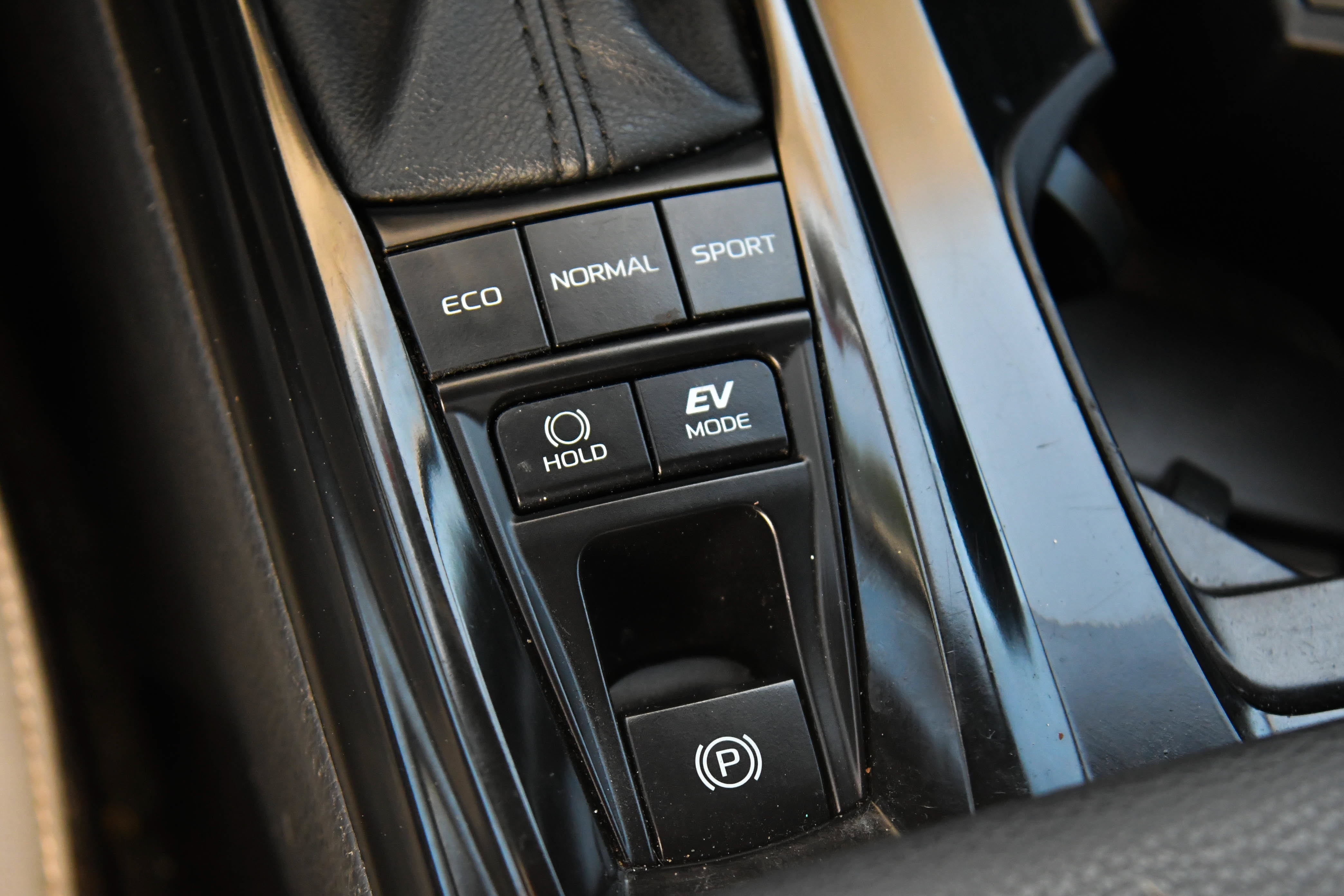 Used 2025 Toyota Camry SE w/ Convenience Package FWD image 30