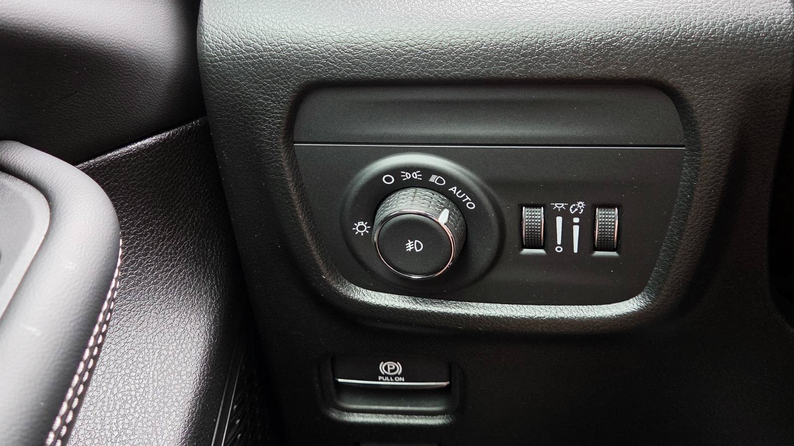 Used 2025 Jeep Grand Cherokee Limited w/ Luxury Tech Group II RWD image 25