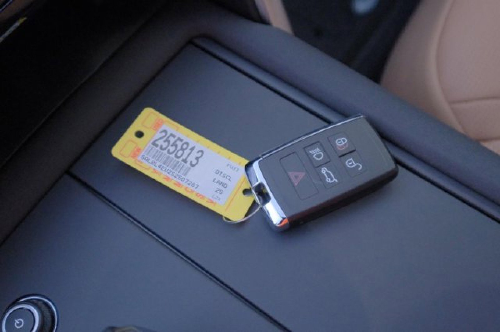 New 2025 Land Rover Discovery Dynamic SE image 28