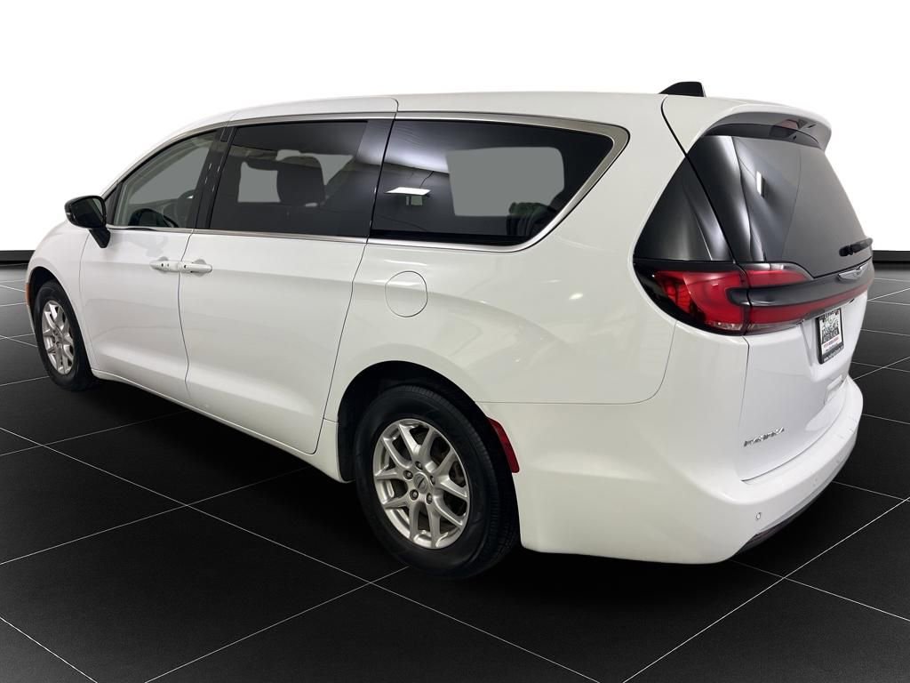 Used 2024 Chrysler Pacifica Touring-L image 3
