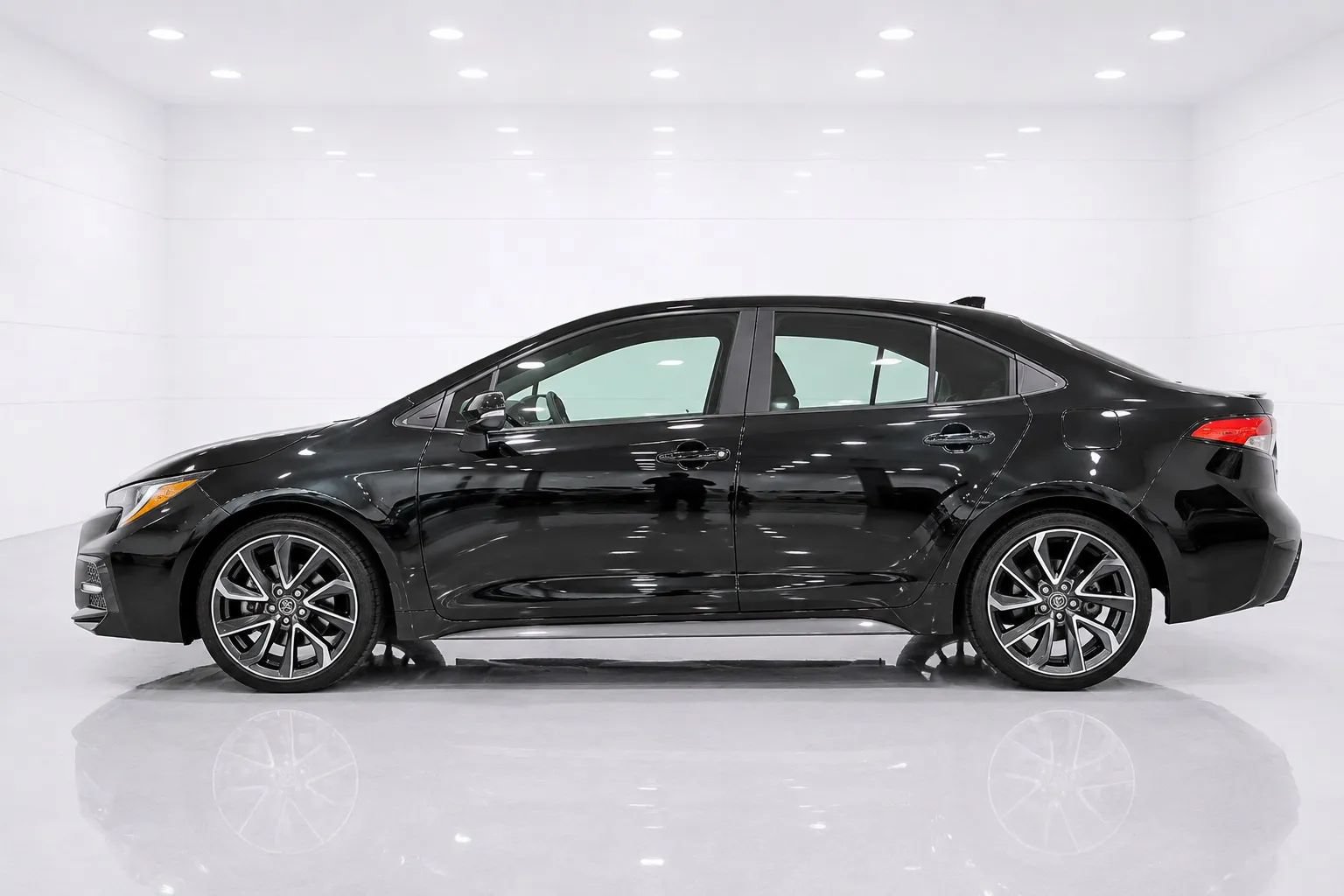 Used 2022 Toyota Corolla SE FWD image 2