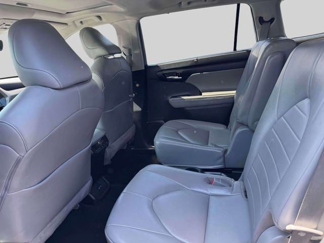 Used 2022 Toyota Highlander XLE AWD/4WD image 13