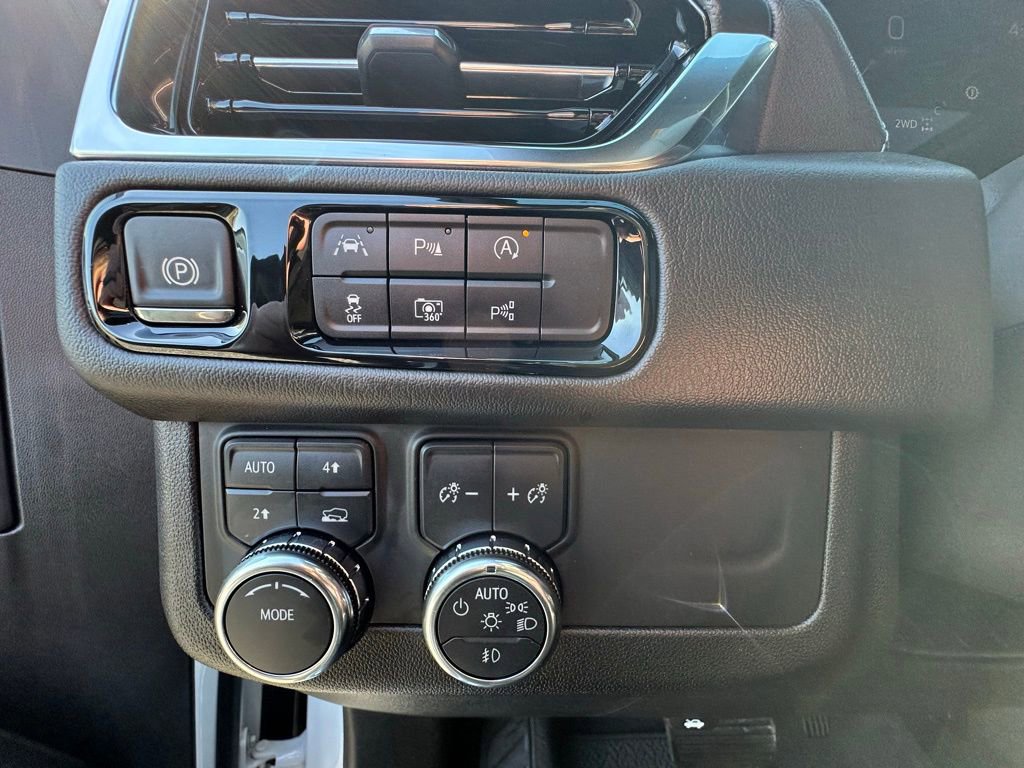 Used 2025 GMC Yukon Denali w/ Sun & Power Step Package image 4