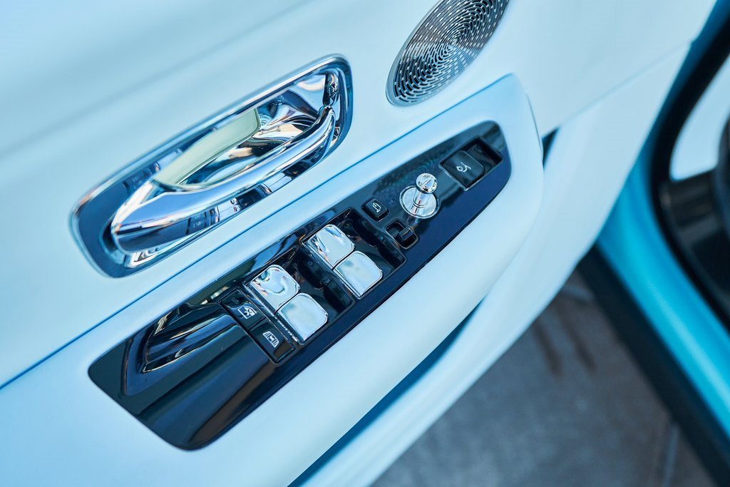 Used 2022 Rolls-Royce Cullinan Black Badge w/ Dark Exterior Package image 28