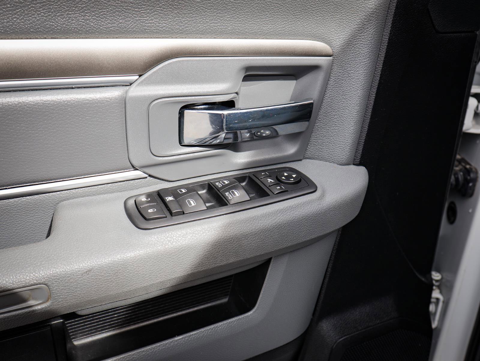 Used 2017 RAM 2500 SLT w/ Luxury Group image 16