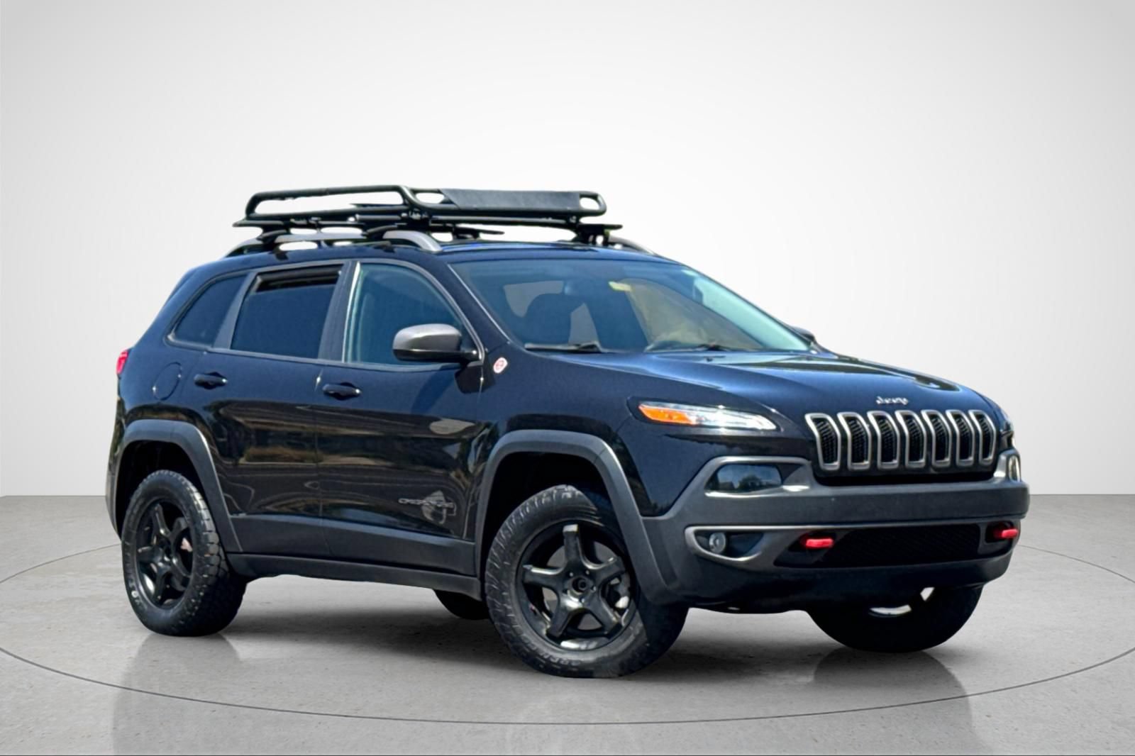 Used 2015 Jeep Cherokee Trailhawk AWD/4WD image 2