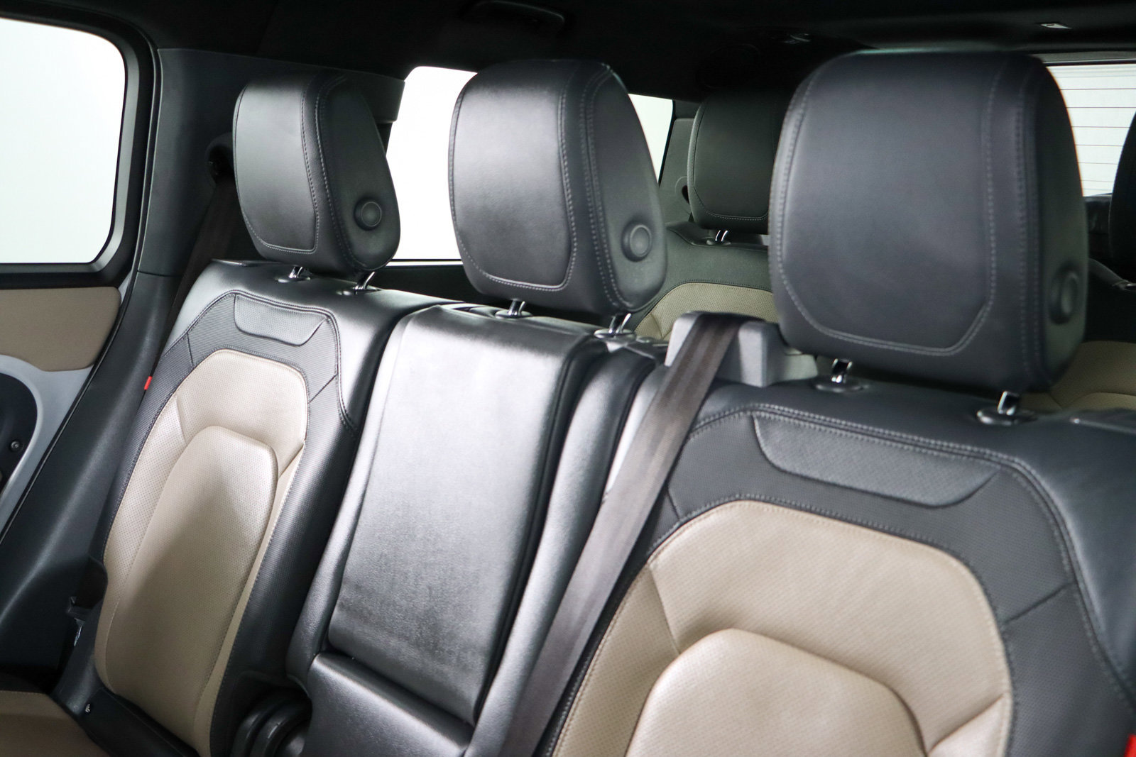 Used 2023 Land Rover Defender 130 X-Dynamic SE image 25