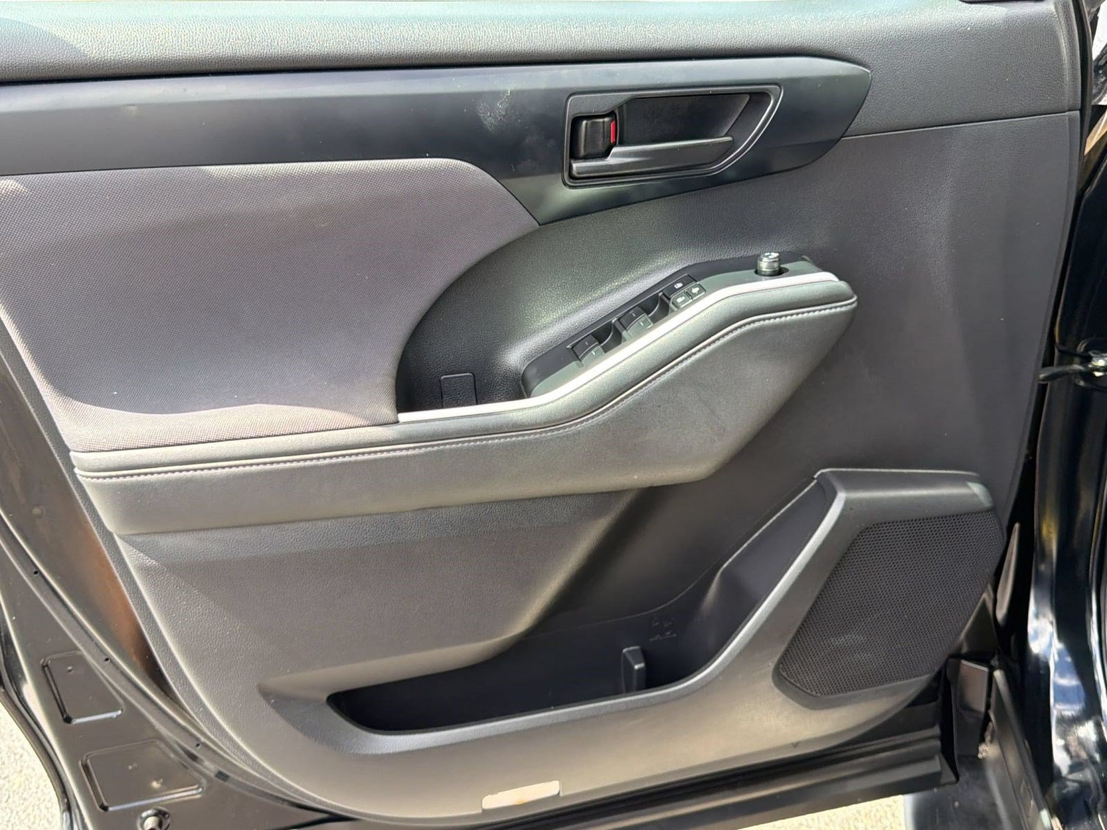 Used 2022 Toyota Highlander LE FWD image 14