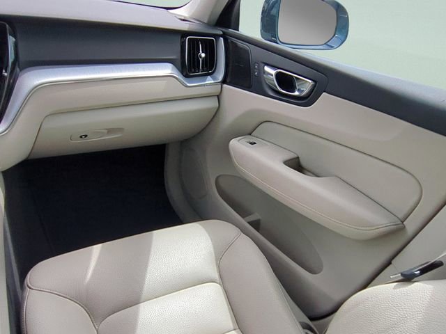 Used 2020 Volvo XC60 T5 Momentum w/ Protection Package Premier image 13