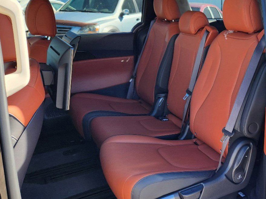 Certified 2025 Kia Carnival SX image 15