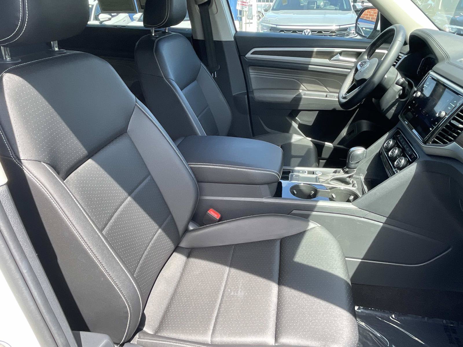 Certified 2023 Volkswagen Atlas SE w/ Black Wheel Package FWD image 28