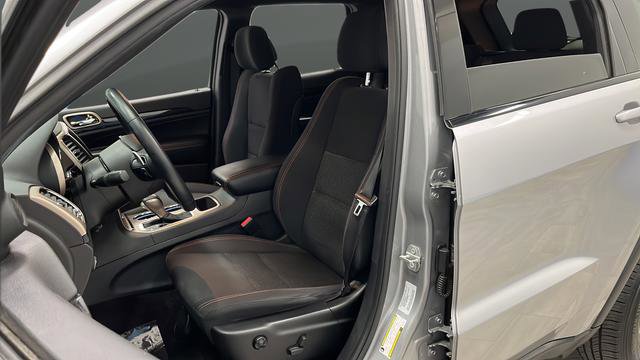 Used 2016 Jeep Grand Cherokee Laredo 75th Anniversary image 9