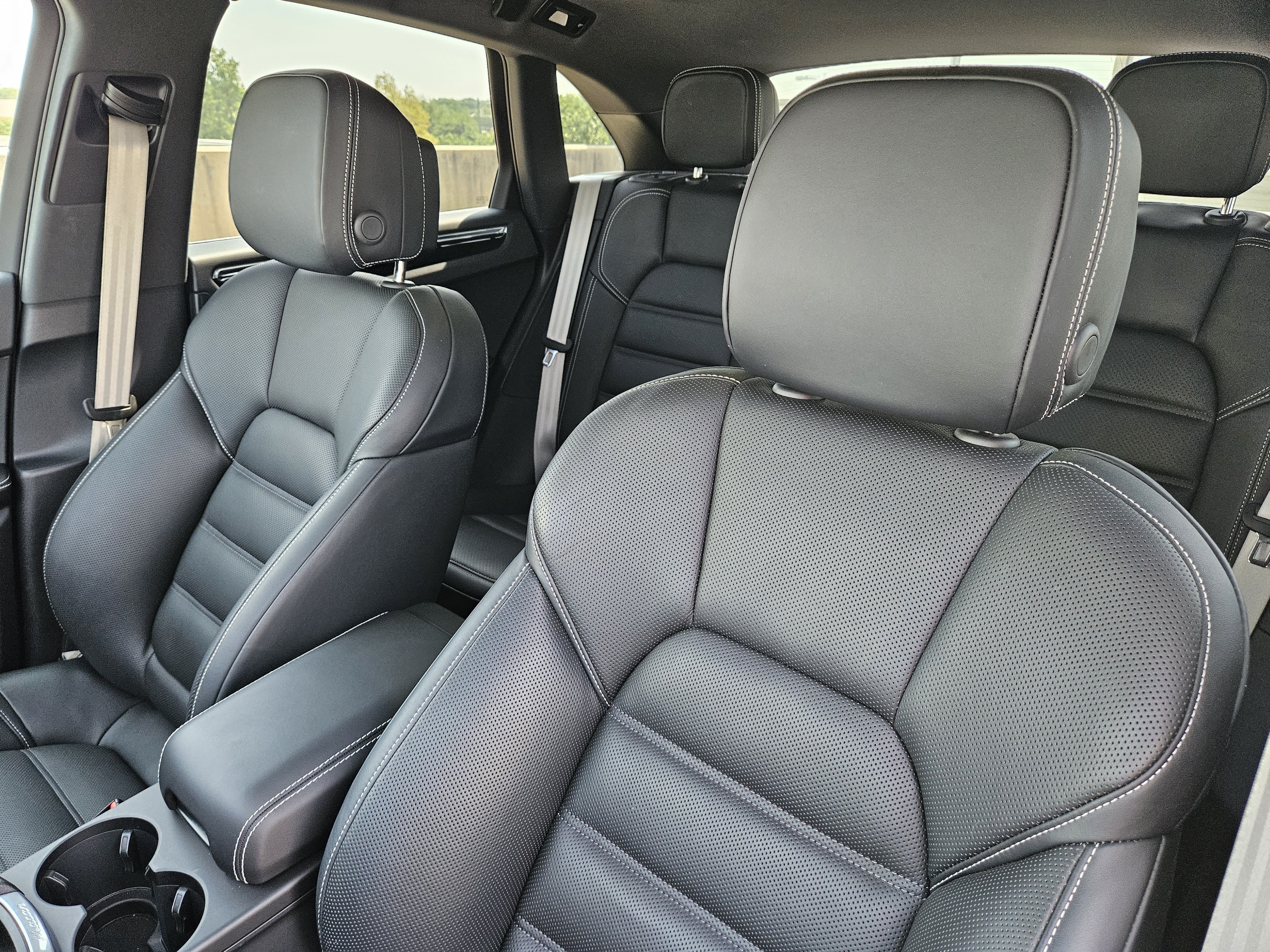 Certified 2025 Porsche Macan AWD/4WD image 6