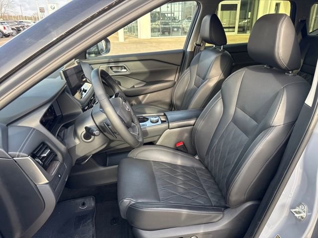 Used 2025 Nissan Rogue Platinum image 13