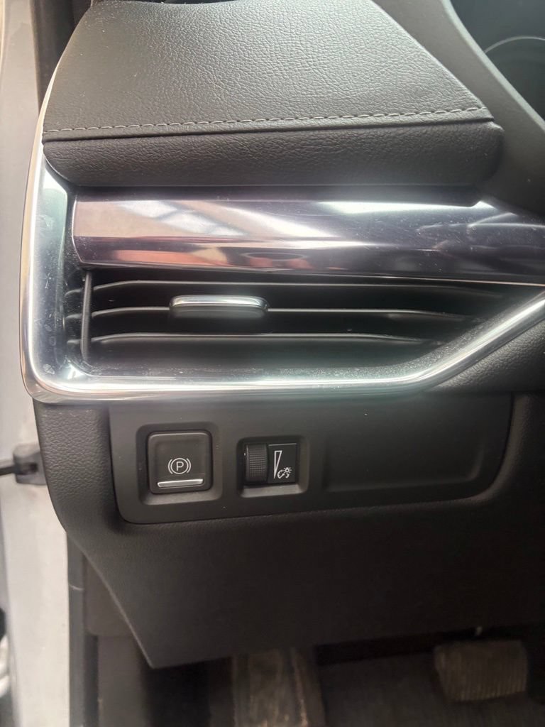 Used 2022 Cadillac XT4 Luxury w/ Trailering Package AWD/4WD image 27