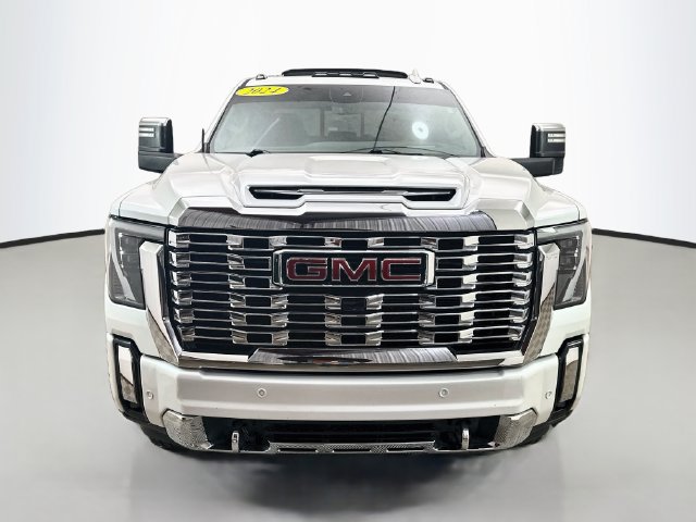 Used 2024 GMC Sierra 3500 Denali w/ Technology Package AWD/4WD image 2