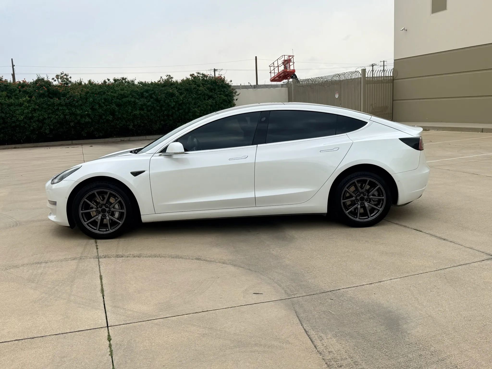 Used 2020 Tesla Model 3 Standard Range RWD image 8