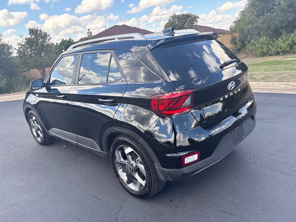 Used 2022 Hyundai Venue SEL FWD image 3
